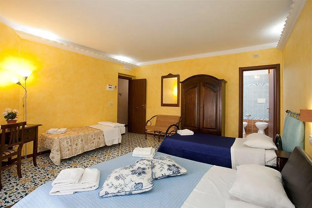 チーニジ クネシアス B＆B Bed & Breakfast 3*,  イタリア
