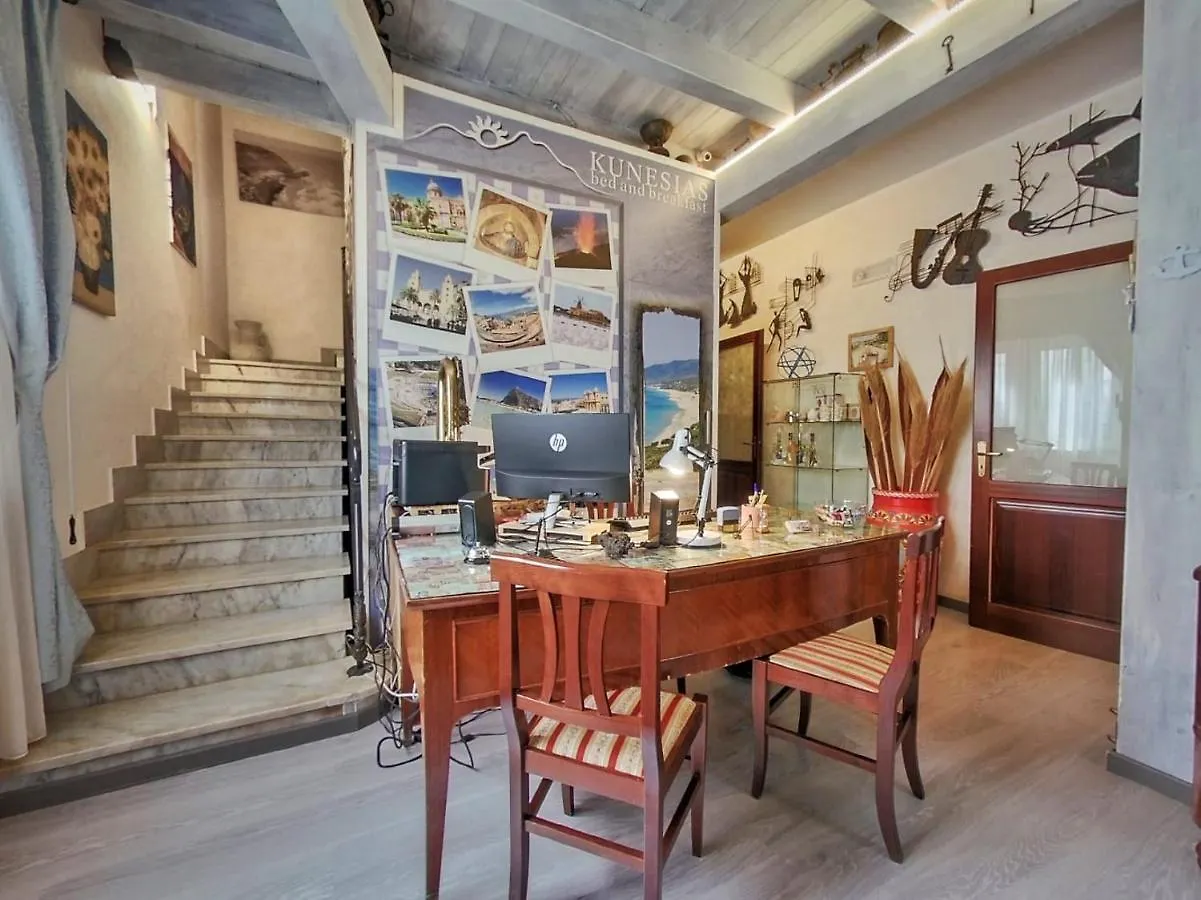 ***  チーニジ クネシアス B＆B Bed & Breakfast イタリア